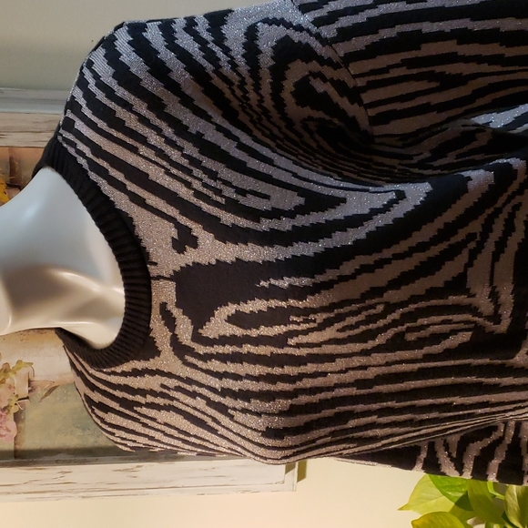 T Thari Sweater - Picture 3 of 6